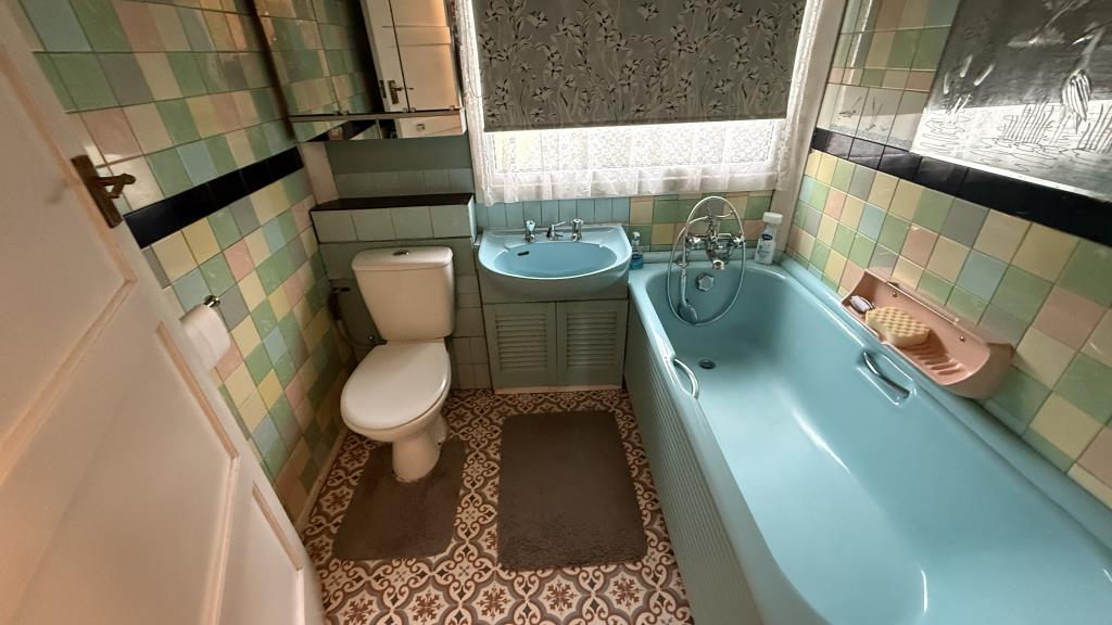 Lot: 160 - VACANT SEMI-DETACHED HOUSE REQUIRING MODERNISATION - Internal image of bathroom from landing